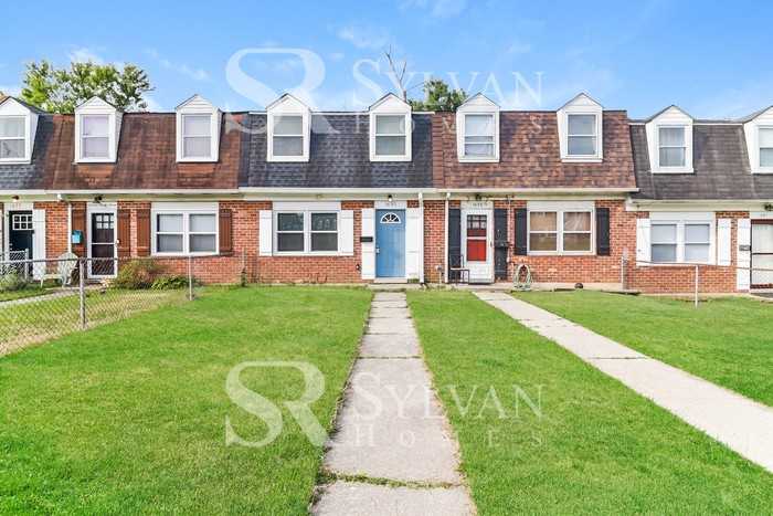 1635 Wentworth Ave - Photo 2 of 16