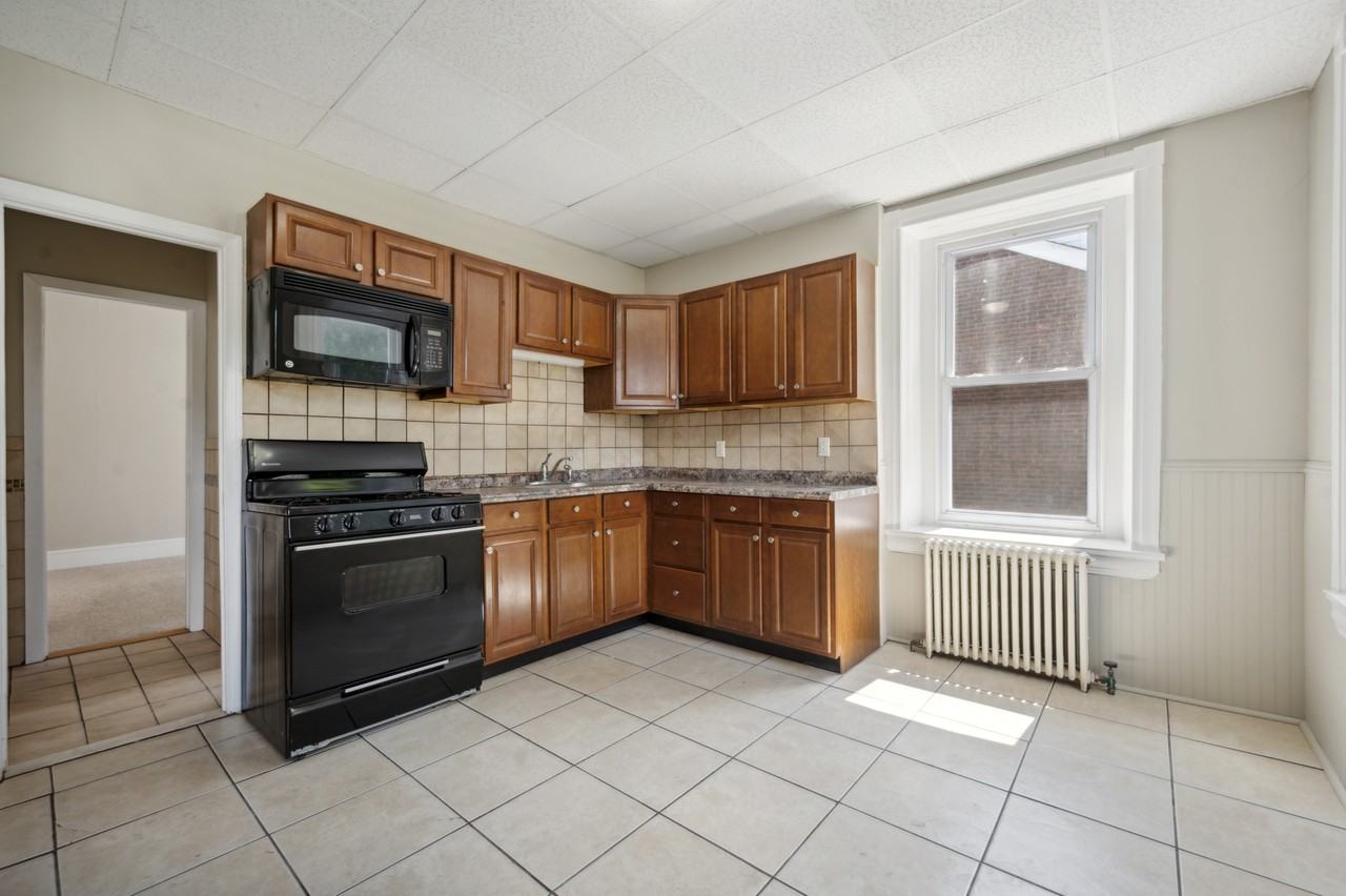 562 Dupont St #1 - Photo 3 of 15