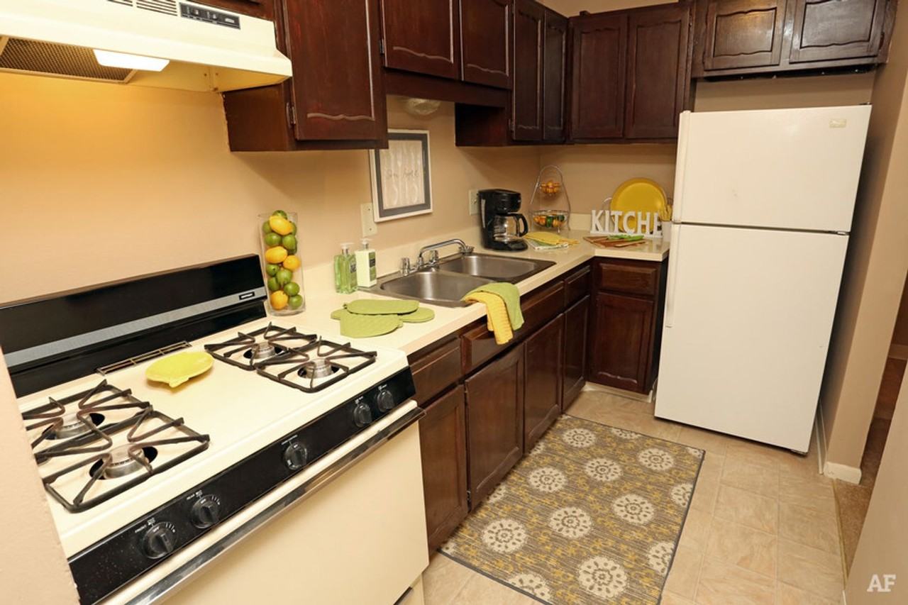 400 Gatehouse - Photo 3 of 11