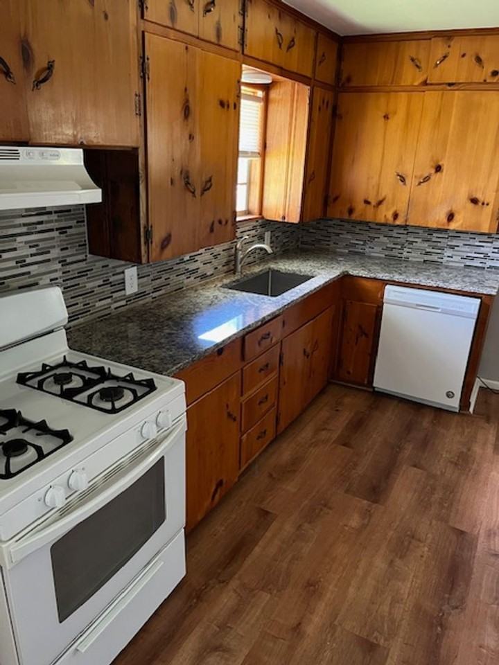 1302 W 13th St - Photo 3 of 10