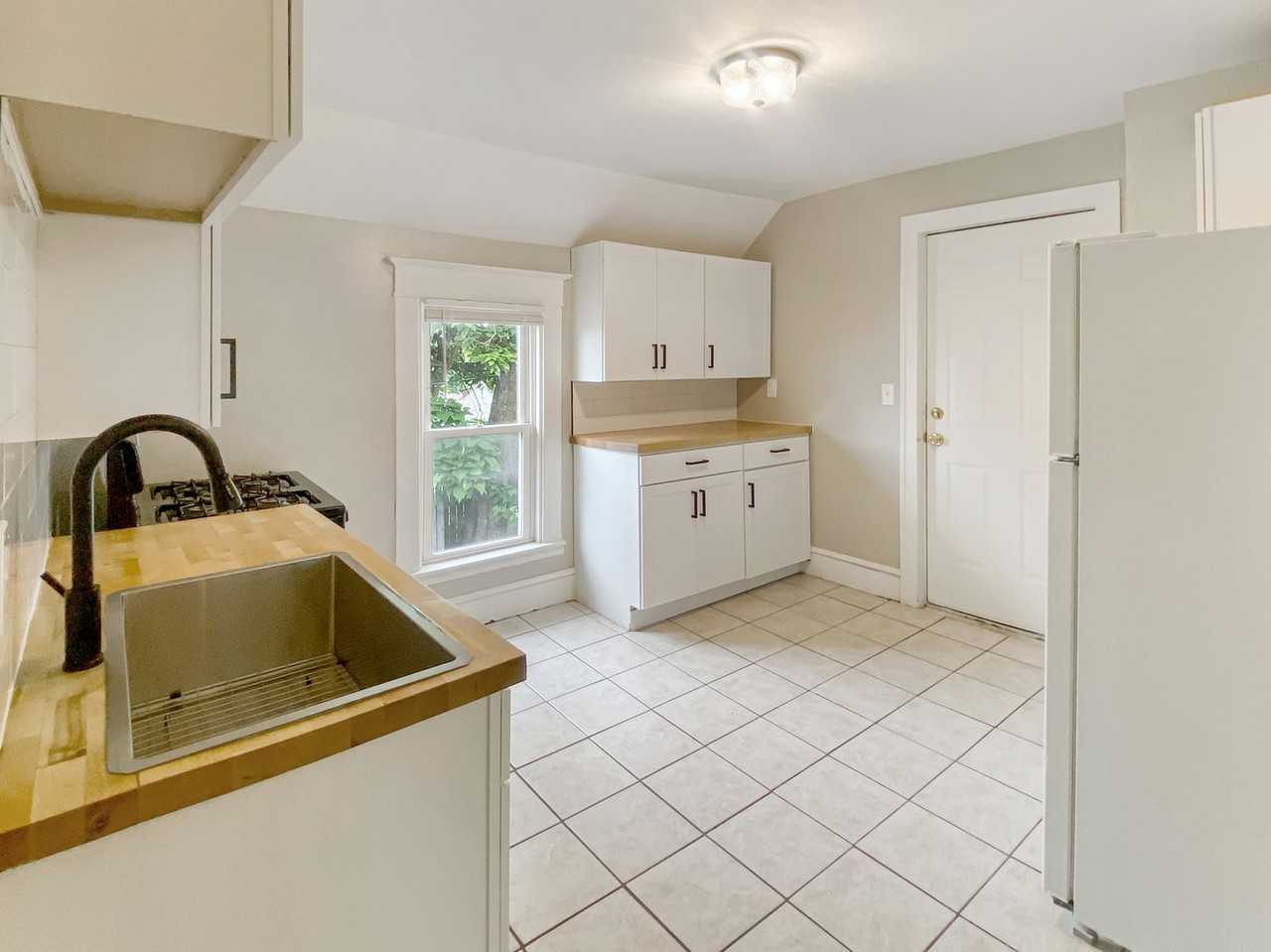 01571 - Canton111 - Photo 3 of 9