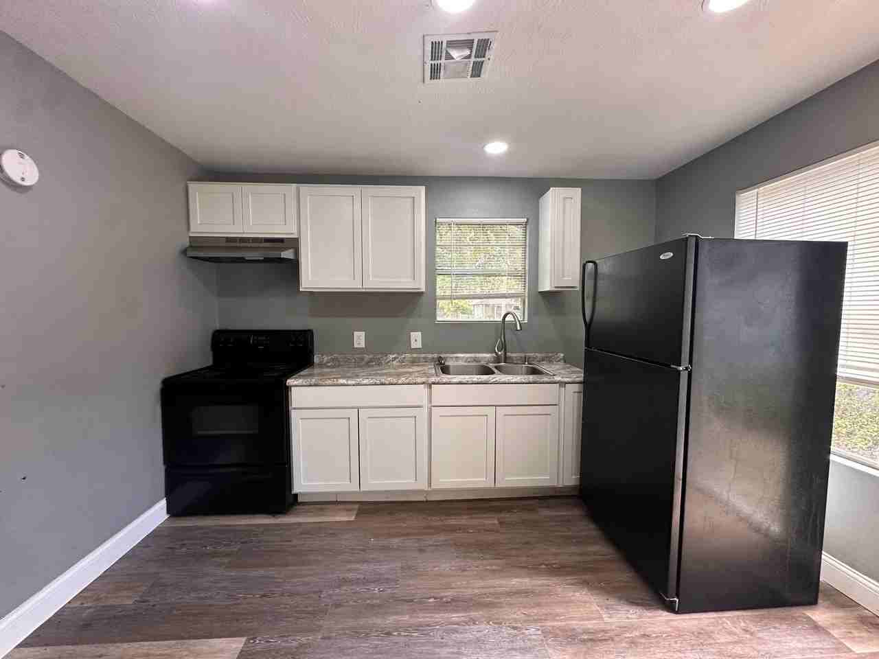 2209 Tulip St - Photo 2 of 8