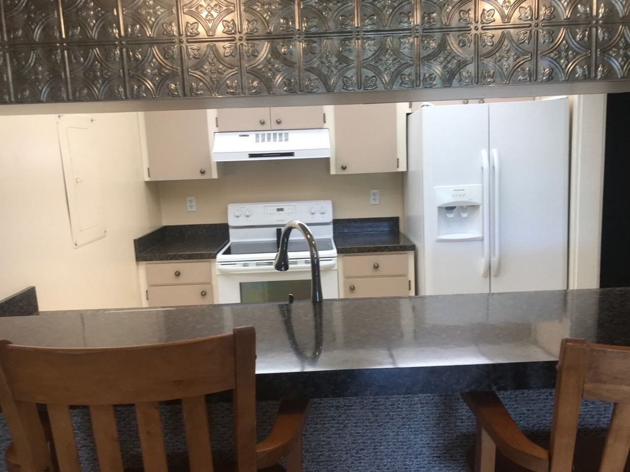 821 Pinewood Ct - Photo 2 of 6