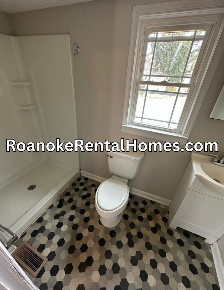 811 Peck St Nw - Photo 2 of 8