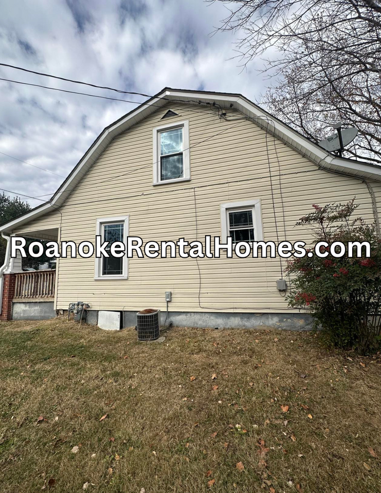 811 Peck St Nw - Photo 7 of 8