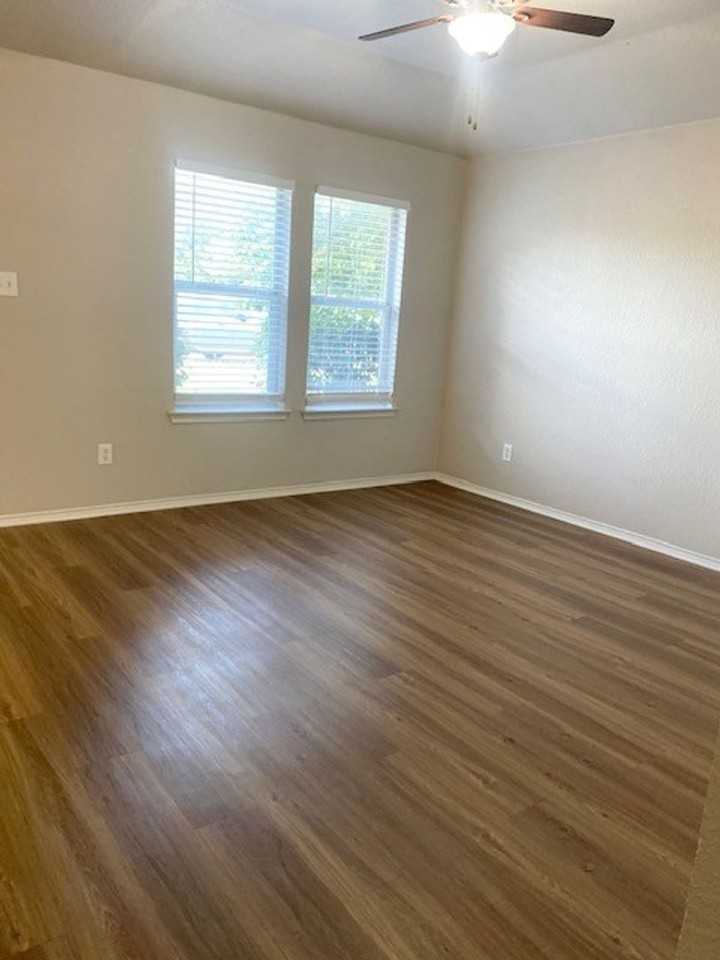 305 Schumacher Dr - Photo 6 of 14