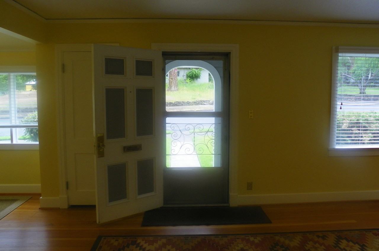 505 Nw Broadway St - Photo 4 of 38
