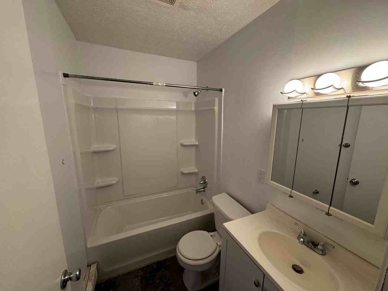 2136 Ashbrook Ave - Photo 2 of 6