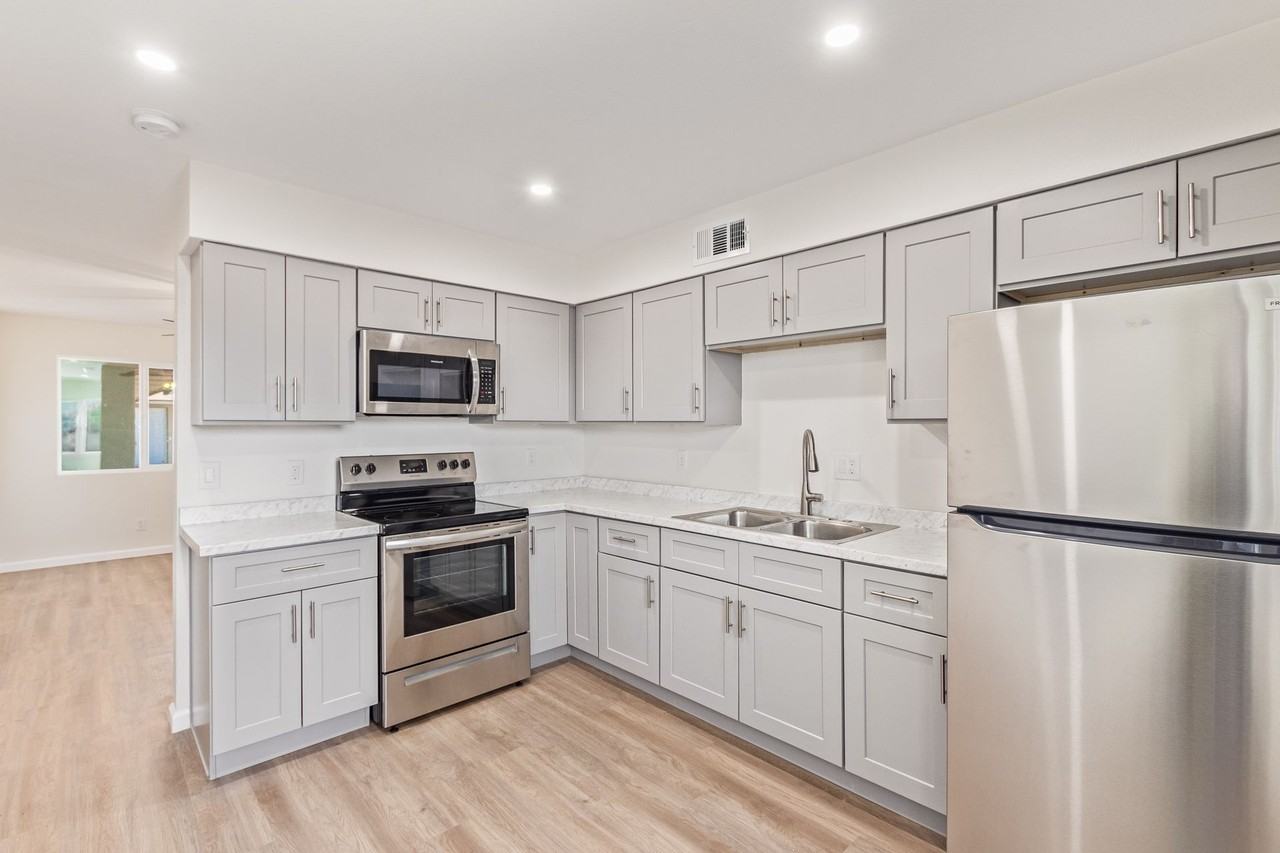 1438 E Broadway Rd - Photo 4 of 15