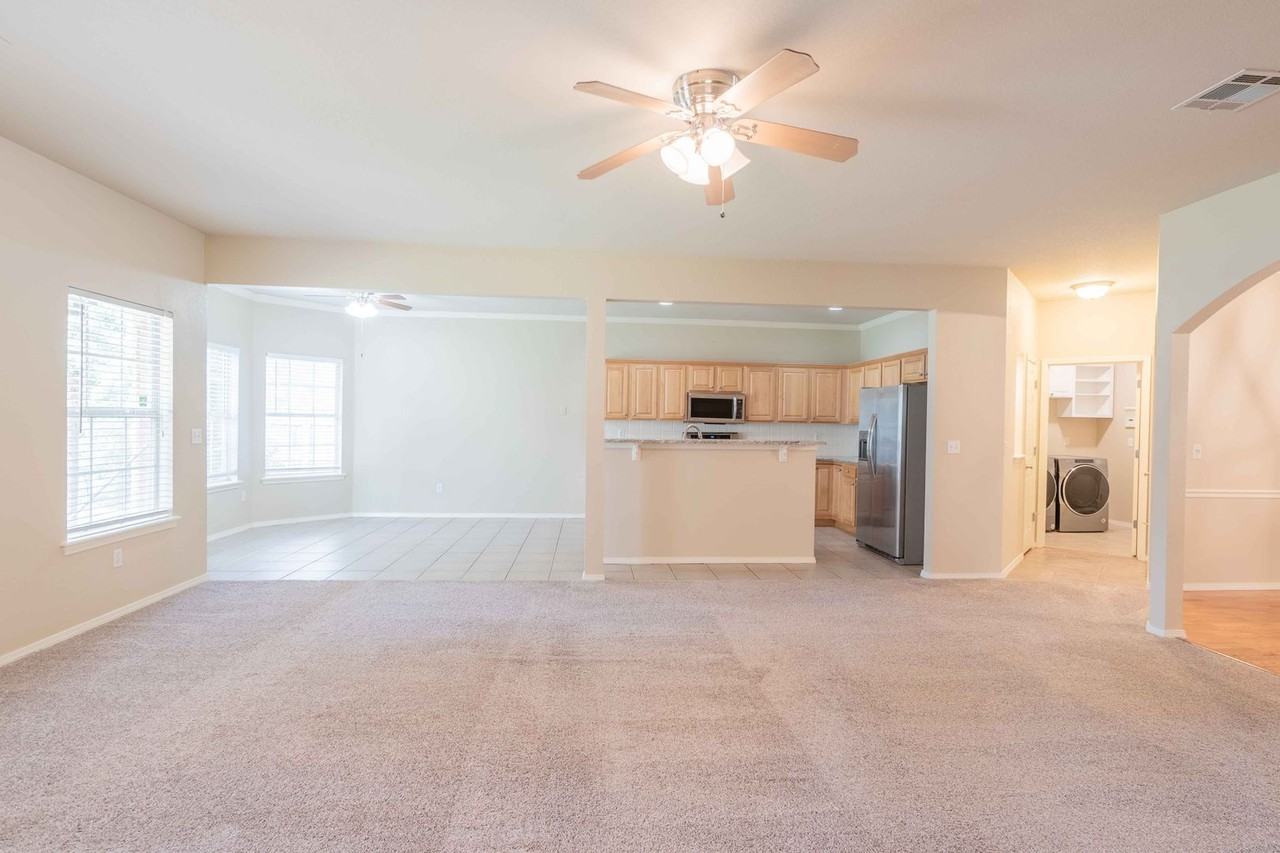 2424 W D St - Photo 5 of 25