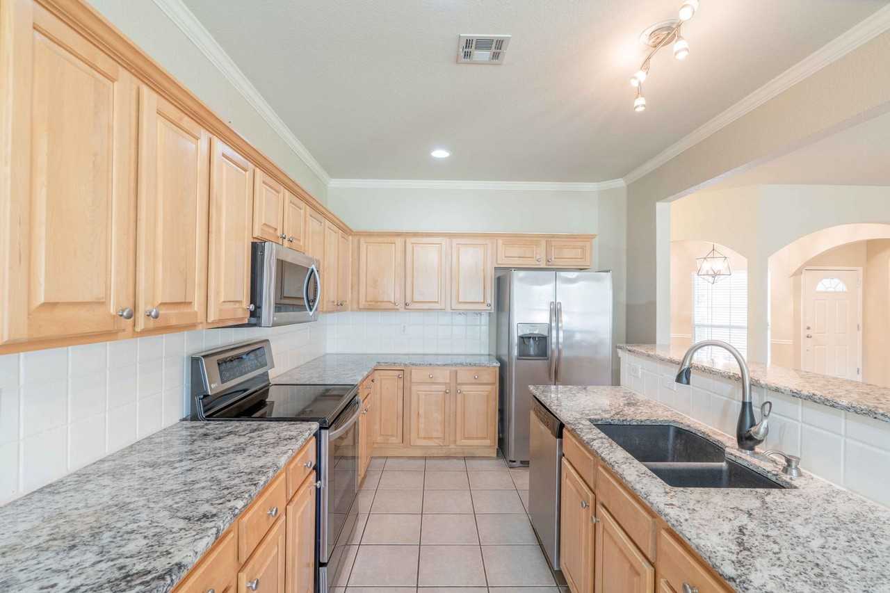 2424 W D St - Photo 7 of 25