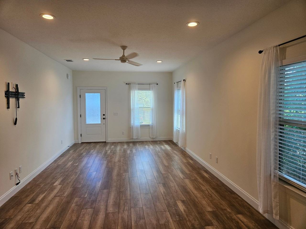 530 E 5th Ct - Photo 6 of 17