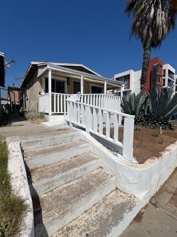 1896 Newton Ave - Photo 2 of 18