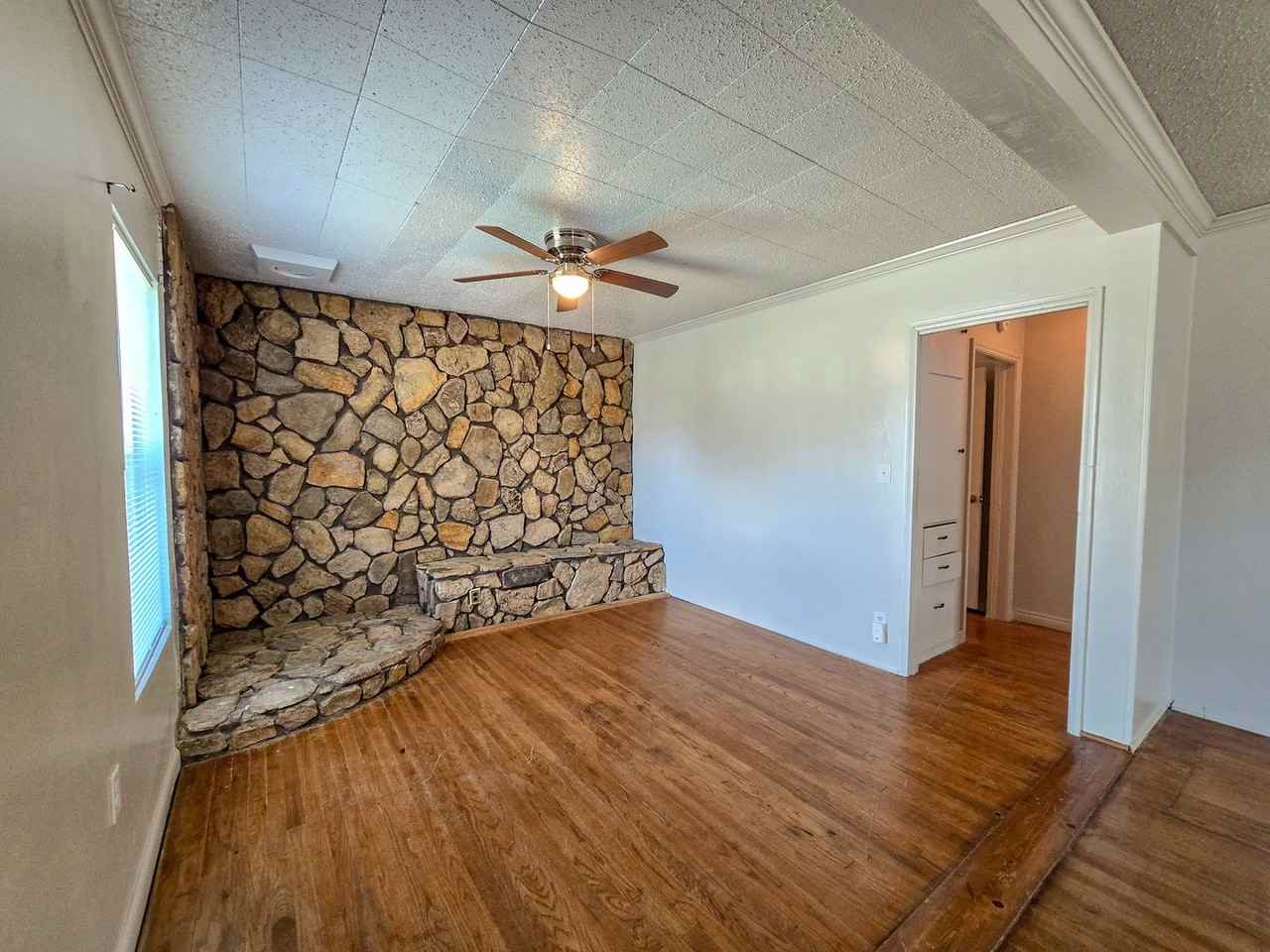 635 W Franklin St - Photo 2 of 30