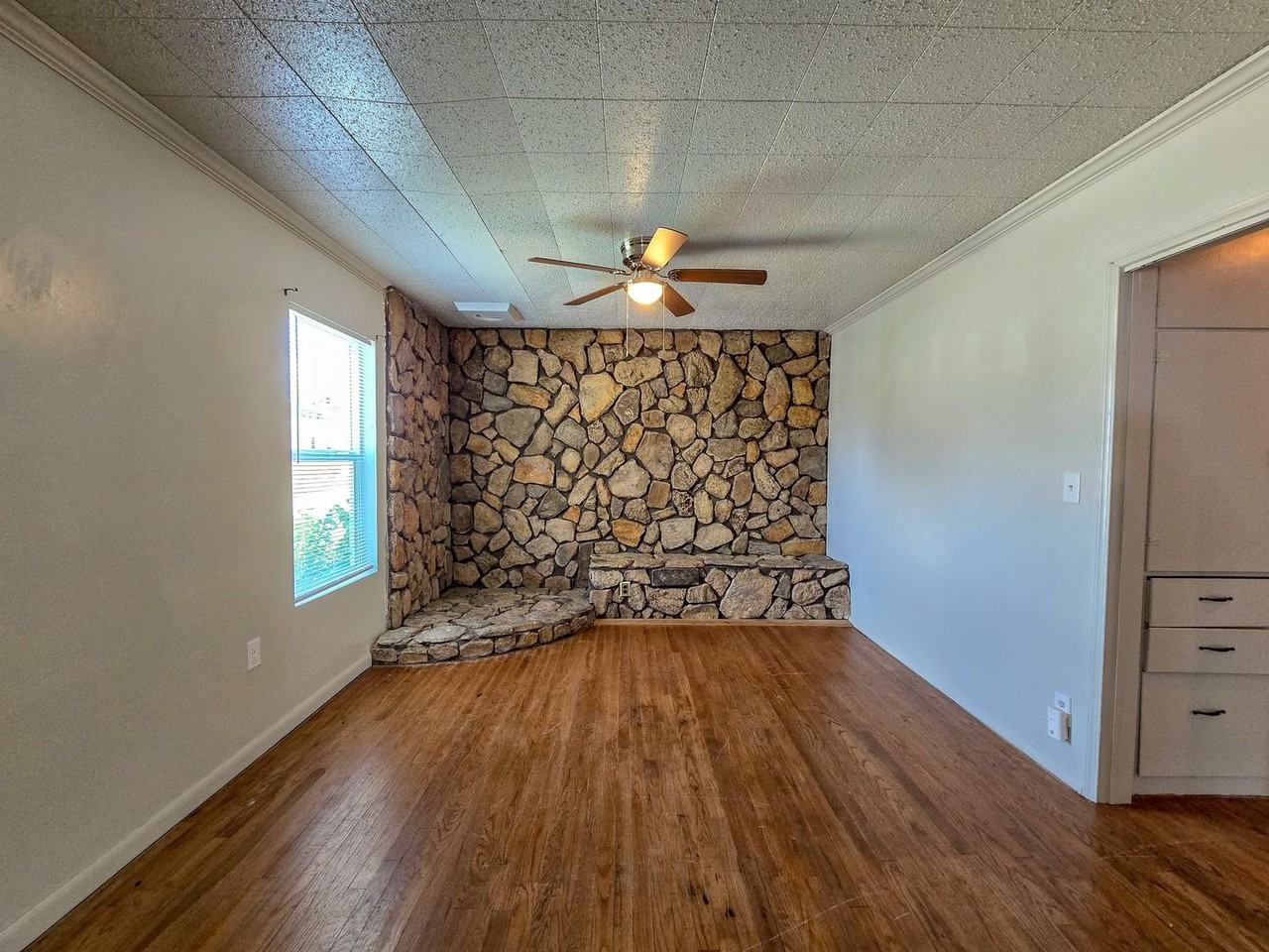 635 W Franklin St - Photo 3 of 30
