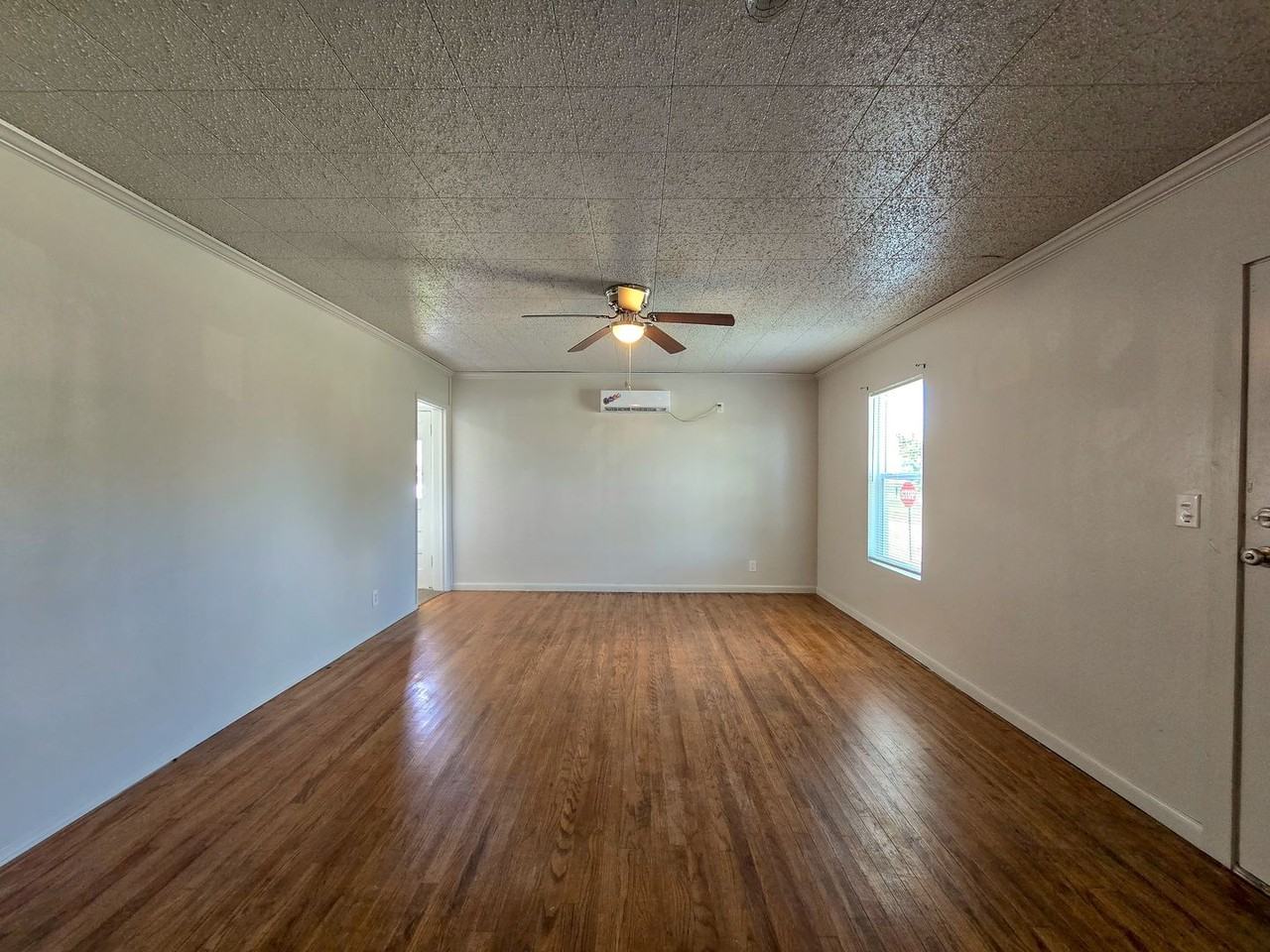 635 W Franklin St - Photo 4 of 30
