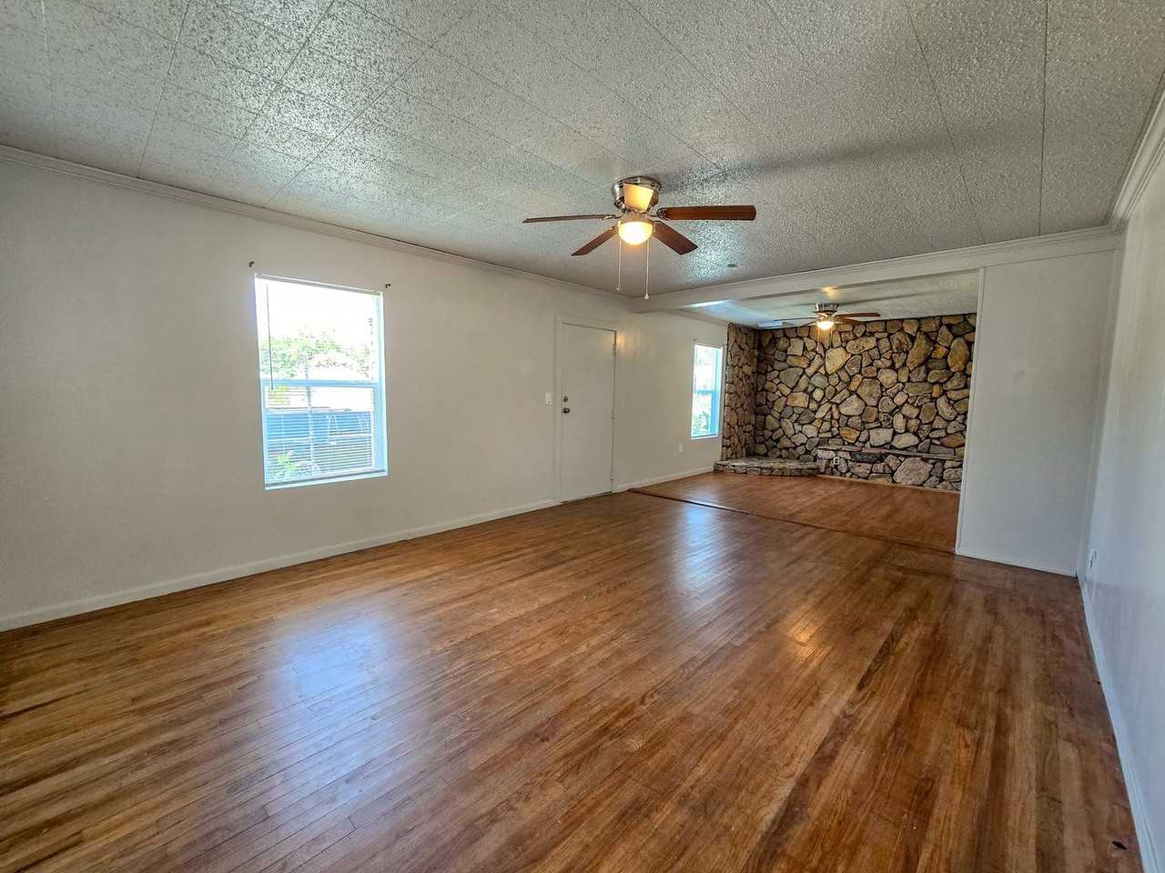 635 W Franklin St - Photo 5 of 30