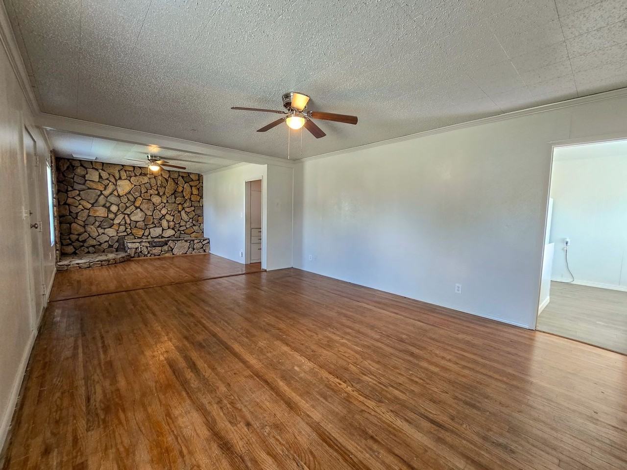 635 W Franklin St - Photo 6 of 30