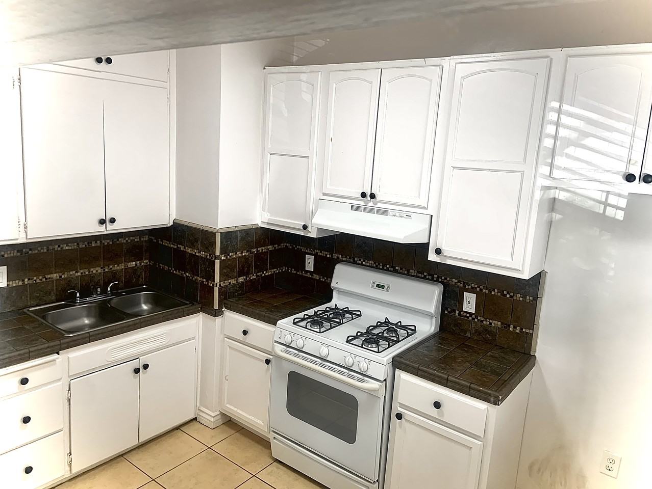 1br - Spacious Hollywood apartment - Photo 5 of 6