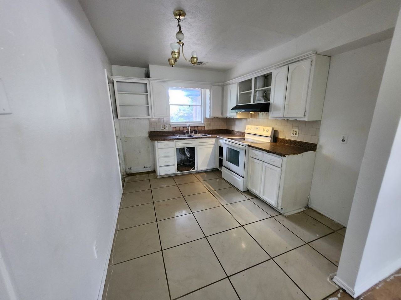 904 N Bradley Ave - Photo 2 of 4