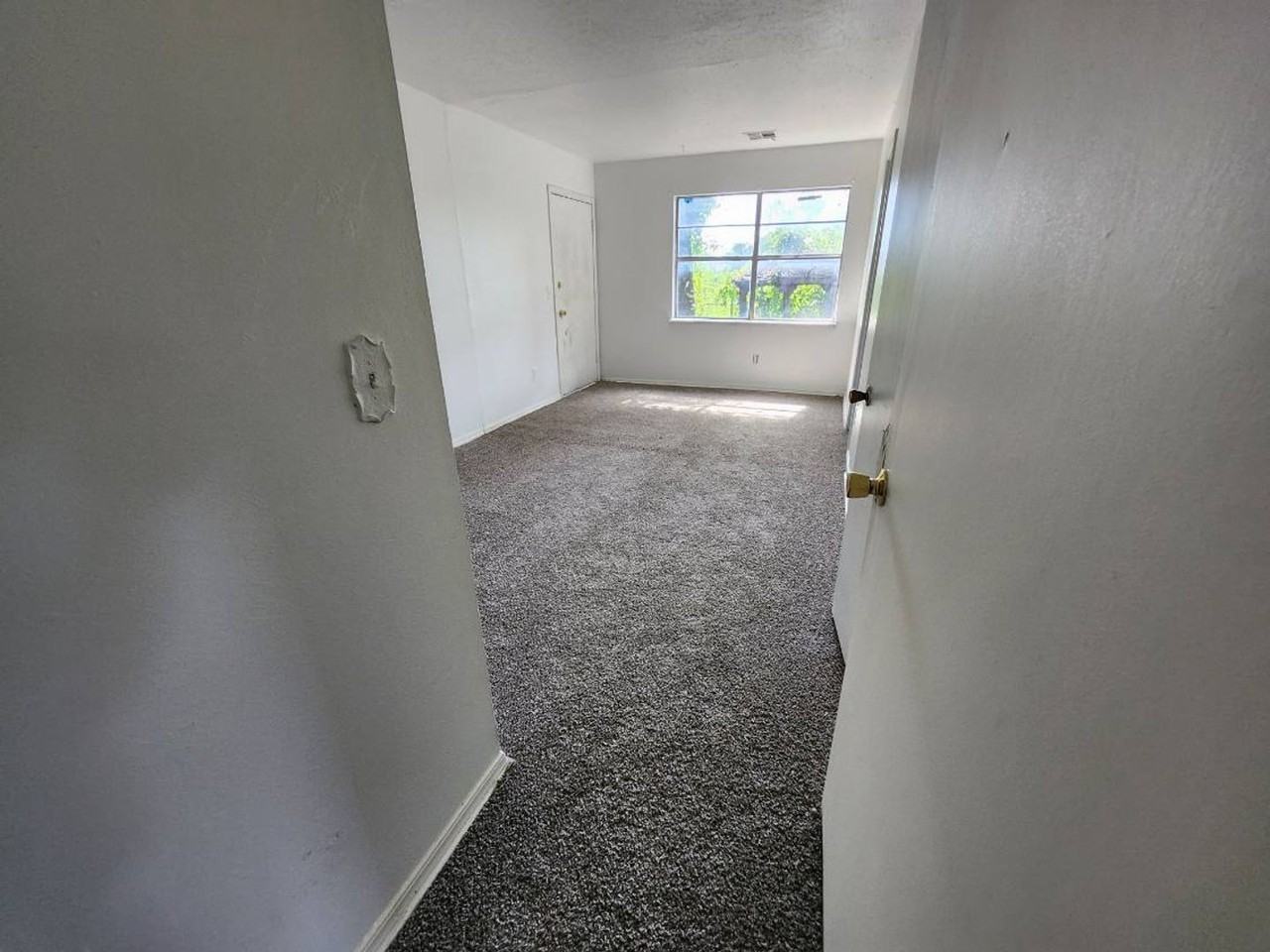 904 N Bradley Ave - Photo 3 of 4