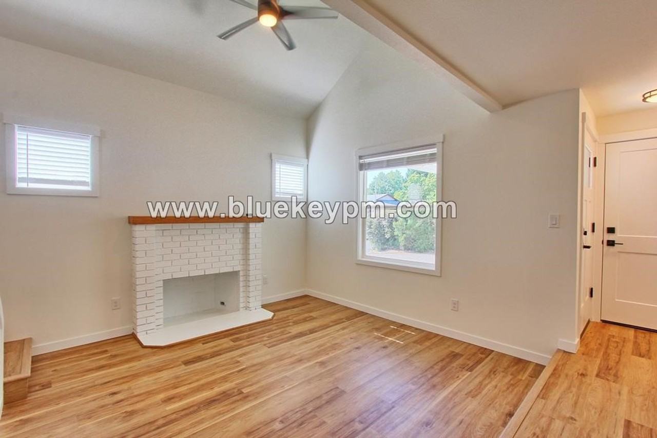 707 Ne 160th Ave - Photo 4 of 20