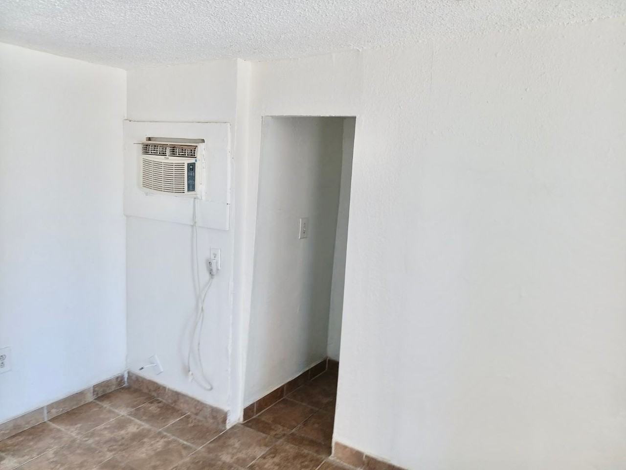424 E Kern Ave - Photo 4 of 9