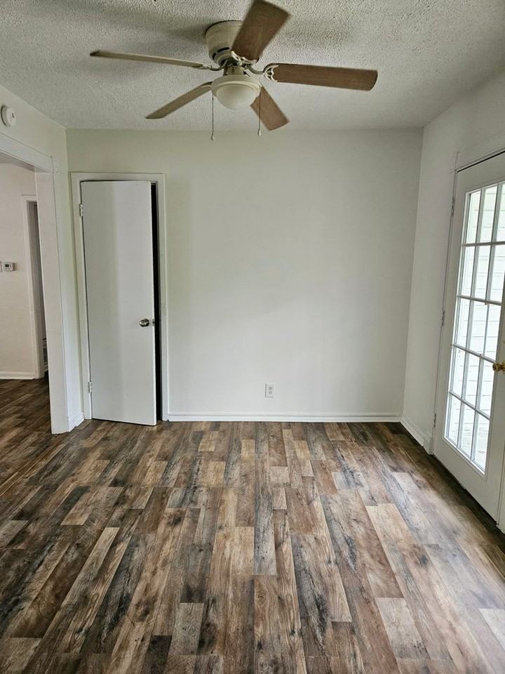 1410 Redondo Dr - Photo 3 of 20