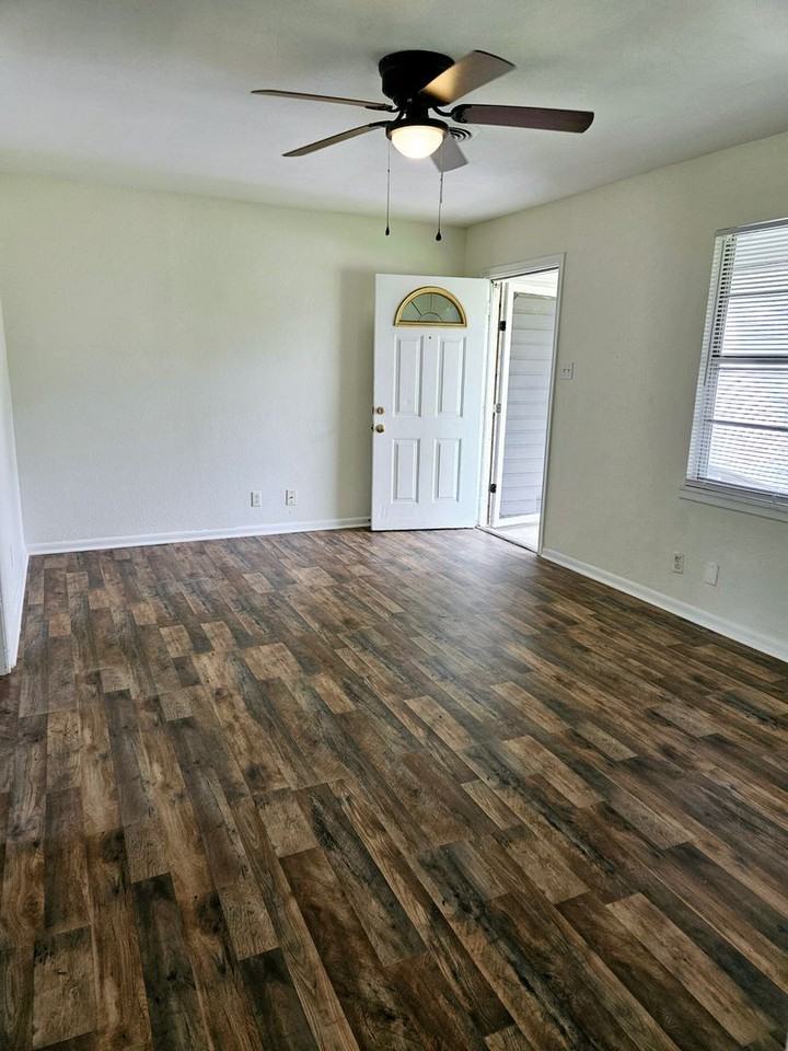 1410 Redondo Dr - Photo 3 of 20