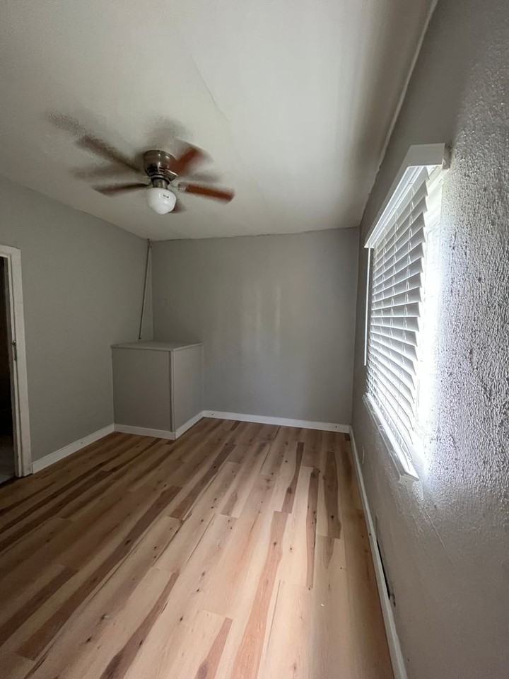 1037 1037 Db Todd Blvd #7 - Photo 3 of 4