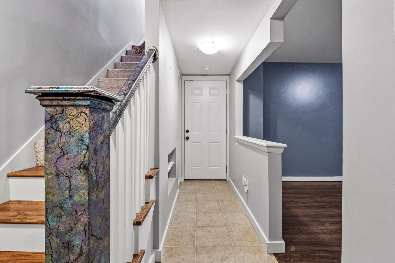 2723 Lemp Ave - Photo 3 of 28