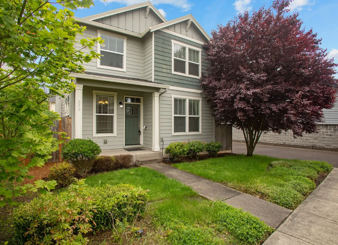 253 Northeast Sloane Way - Photo 2 of 22