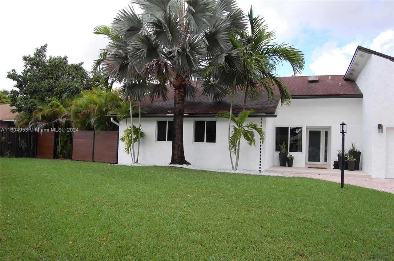11220 Sw 131st Ave - Photo 2 of 8