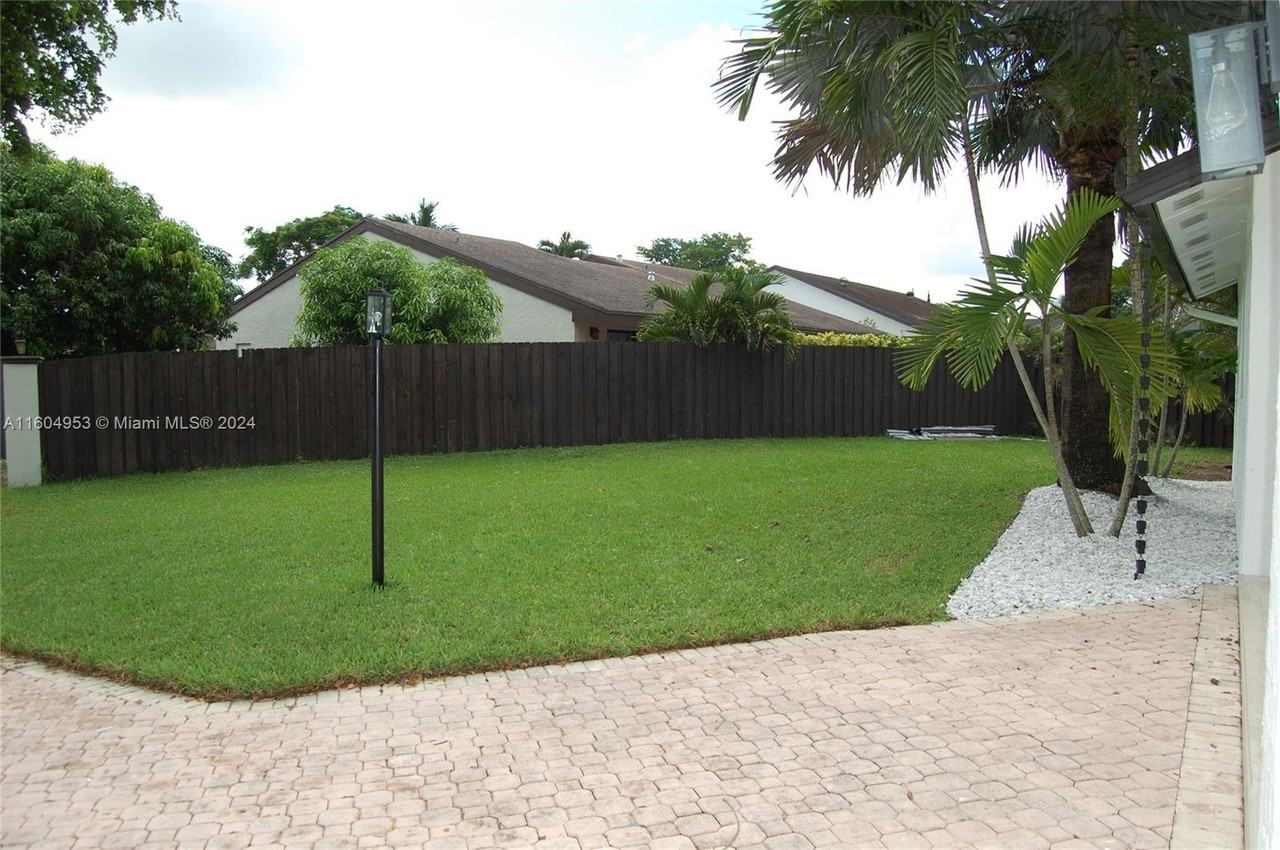 11220 Sw 131st Ave - Photo 3 of 8