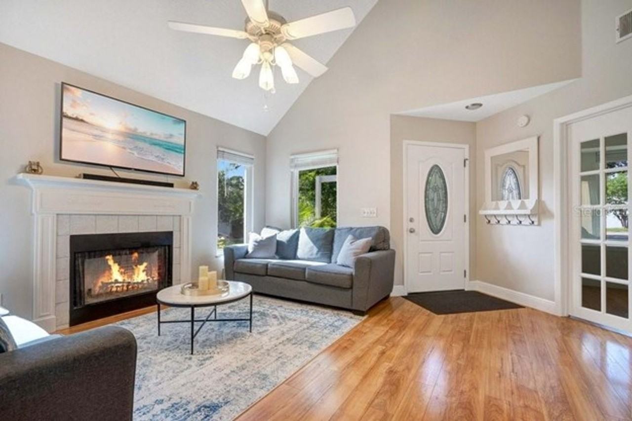 1216 Woodridge Ct - Photo 2 of 20