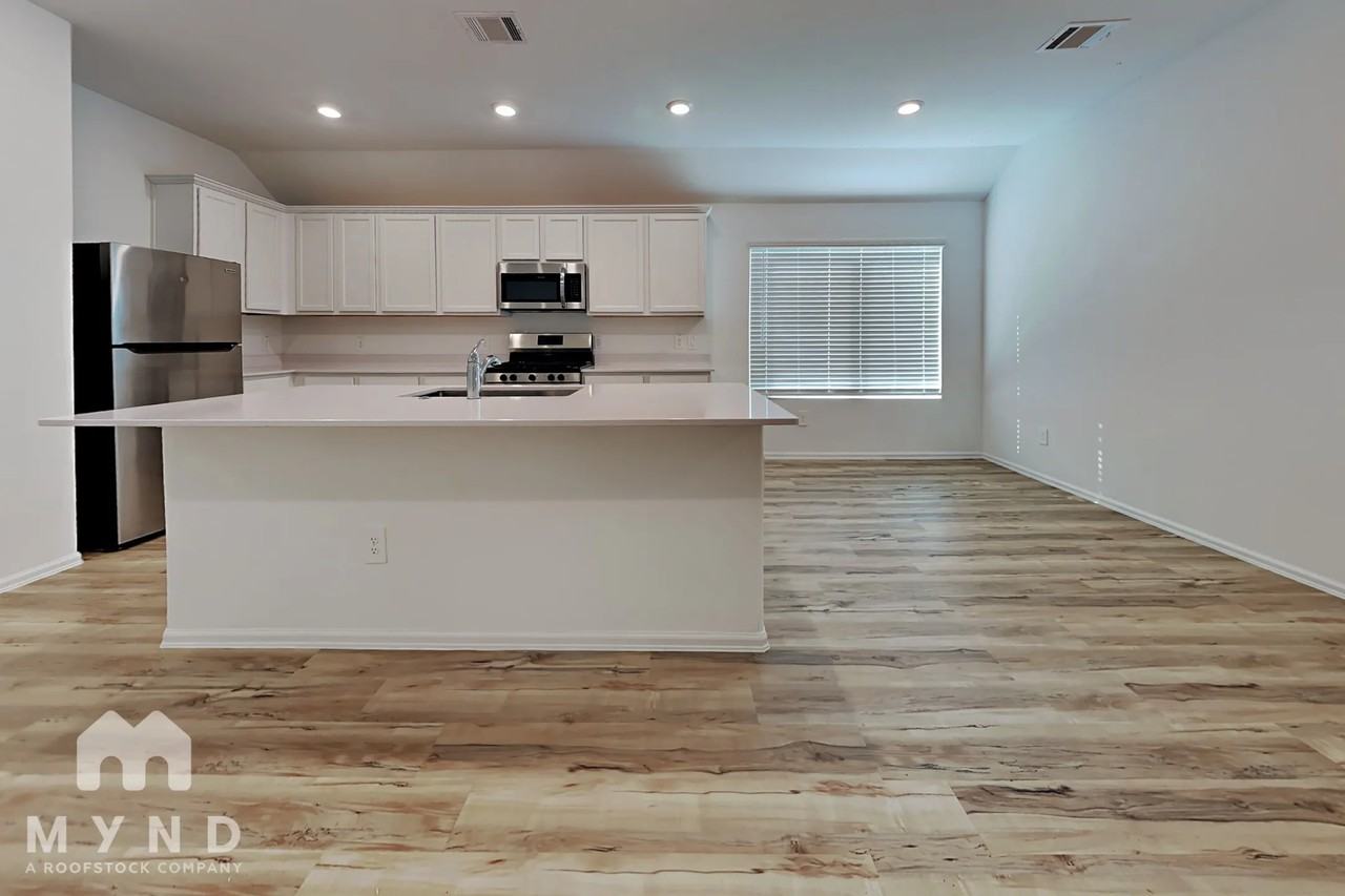 17703 Sapphire Pines Dr - Photo 2 of 24