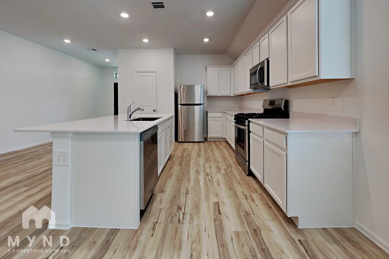 17703 Sapphire Pines Dr - Photo 3 of 24