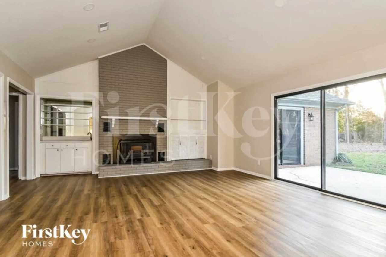 4113 Oak Hollow Dr - Photo 2 of 14