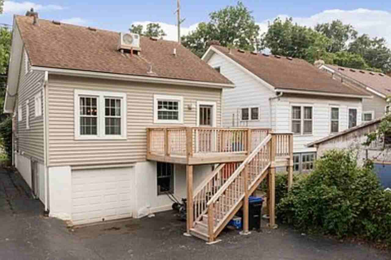 1335 Lexington Rd - Photo 2 of 9