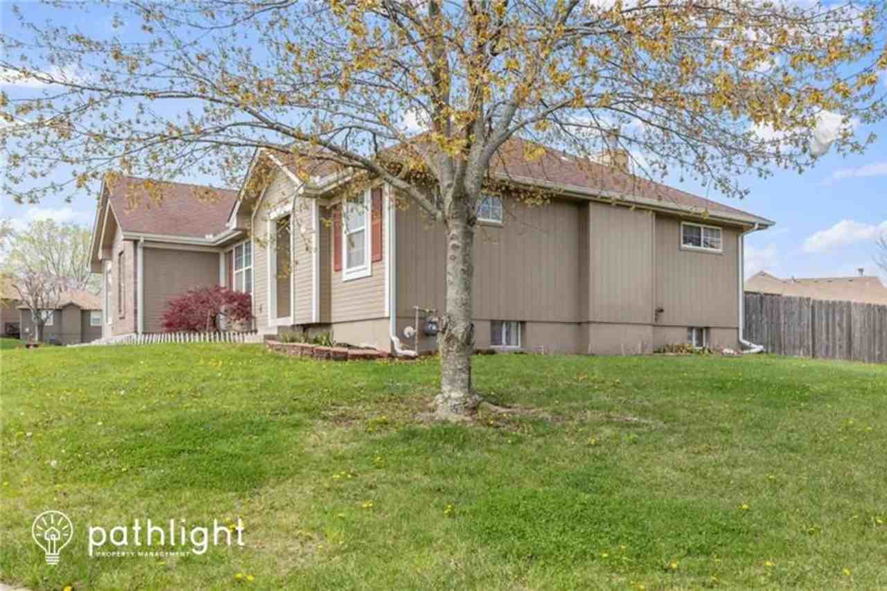 1302 Rayce Dr - Photo 3 of 27