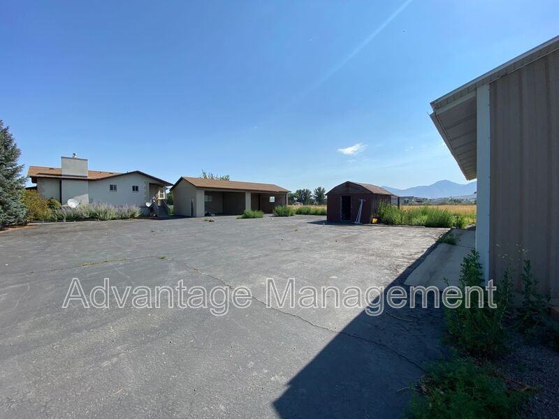 1235 Sw - Photo 3 of 27