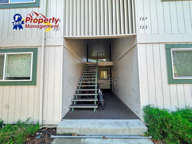 735 W Belmont St - Photo 2 of 33