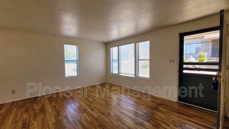 620 Ne Polk St - Photo 2 of 11