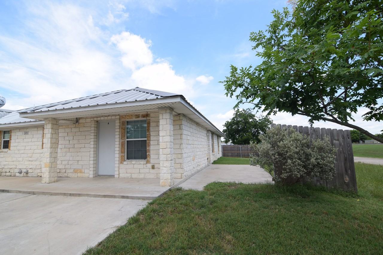 201 S Front St - Photo 2 of 15