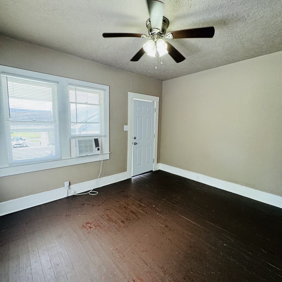 2909 7Th St - Photo 2 of 10