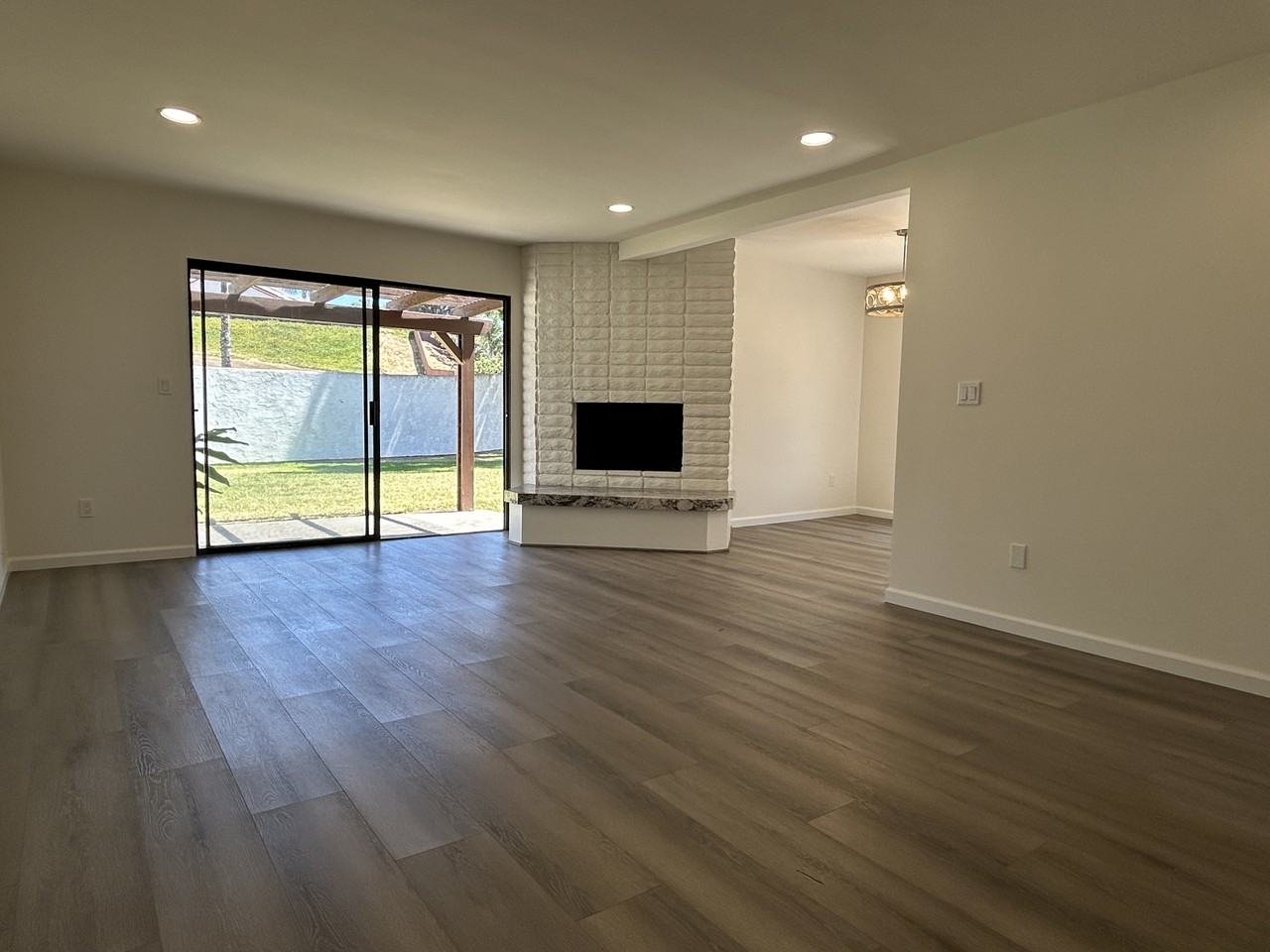 5435 Villas Dr - Photo 3 of 31