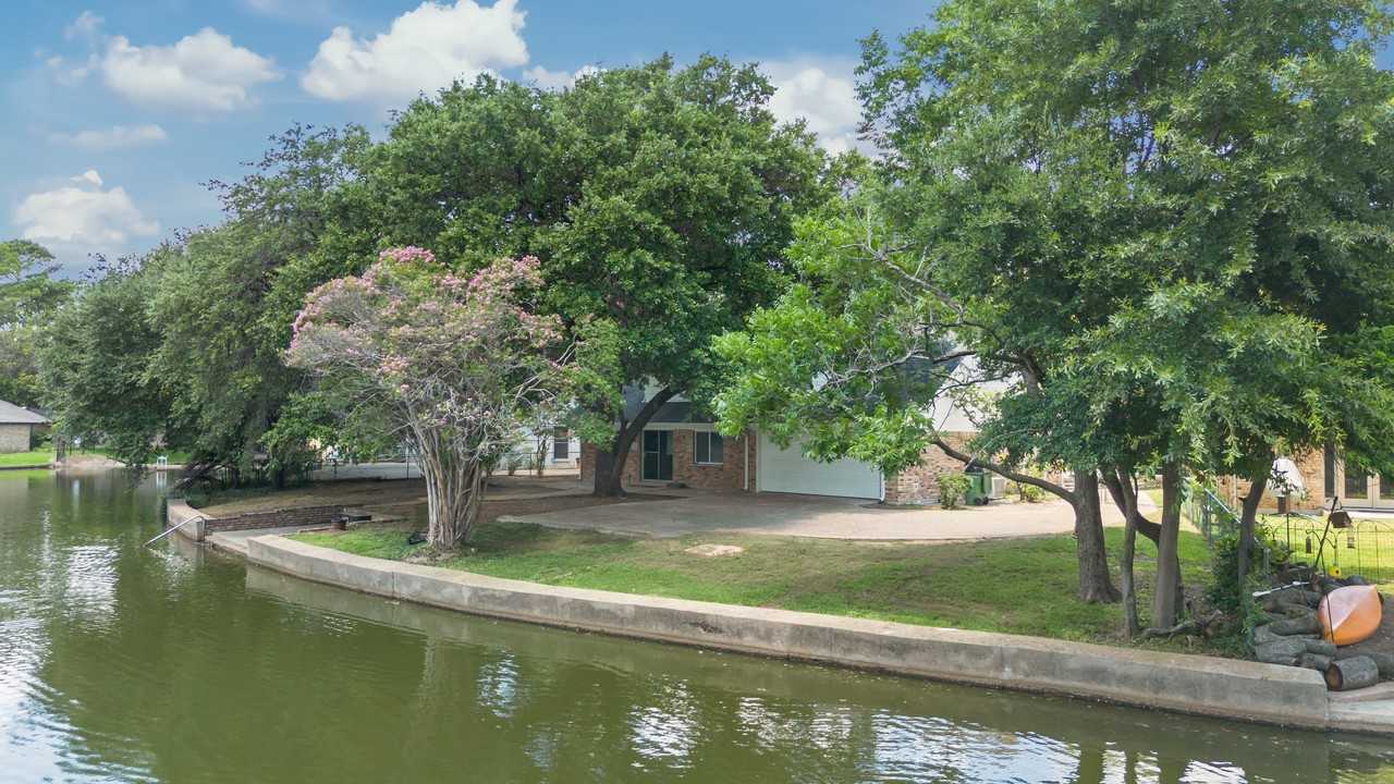 2202 Briarwood Blvd - Photo 2 of 36