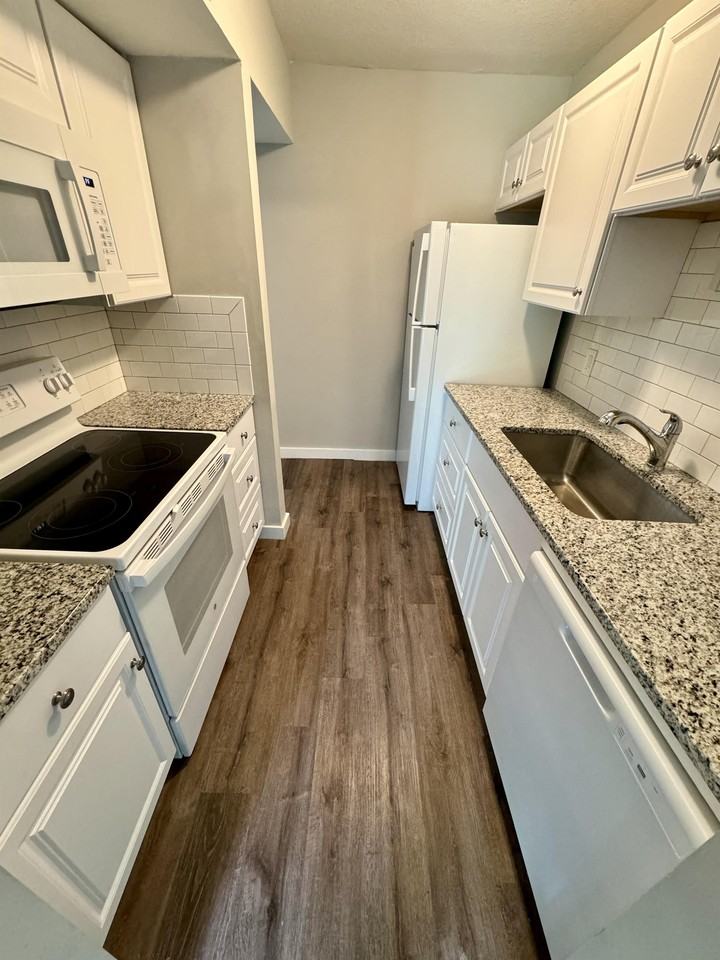 2505 Bremer Dr - Photo 3 of 6