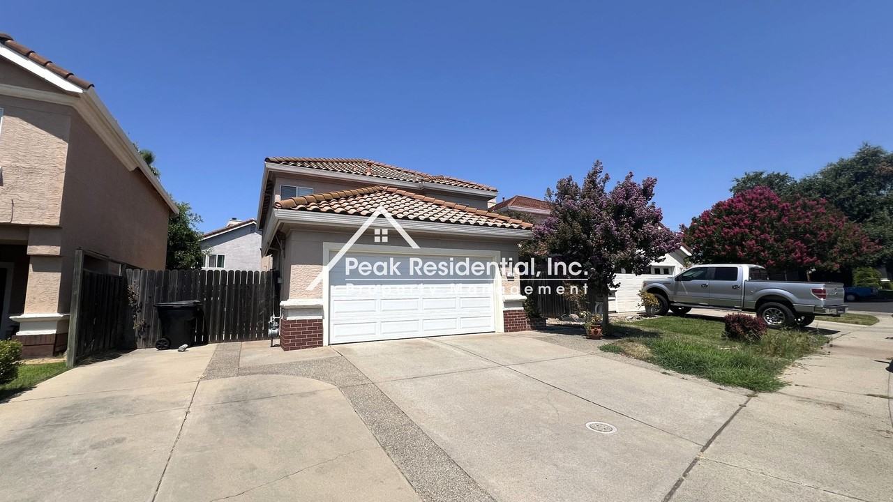 402 Harlow Ct - Photo 2 of 32