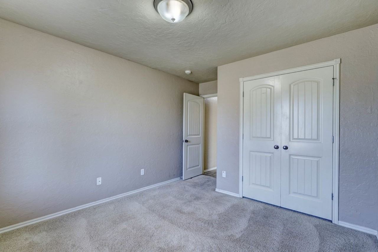 917 N Barn Hill Way - Photo 6 of 34